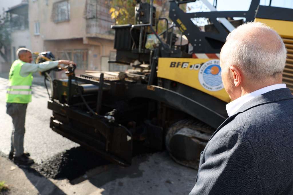 Akdeniz Belediyesi Kendi Ürettiği Asfaltı Dökmeye Başladı