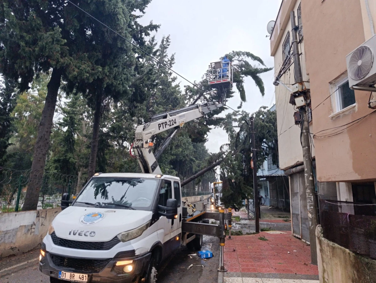 Akdeniz Belediyesi Yağışla M&uuml;cadelesini S&uuml;rd&uuml;r&uuml;yor