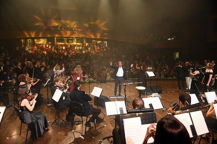 Başkan Seçer, Eşitliğe Ses Verilen Konserde Orkestra Şefi Oldu