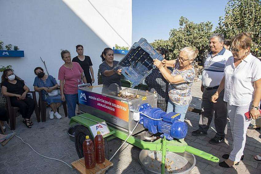 B&uuml;y&uuml;kşehir&rsquo;den Giritli K&ouml;y&uuml;&rsquo;ndeki Renkli Ellere &Uuml;z&uuml;m Sıkma Makinesi Desteği