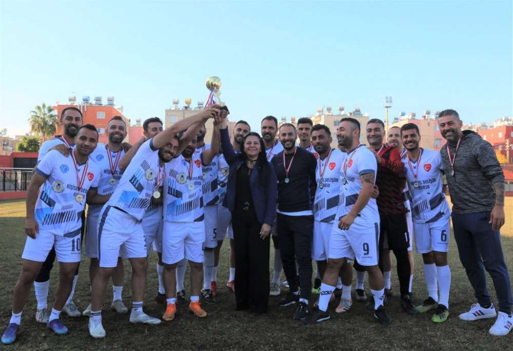 Dereceye Giren Öğretmenler Kupalarını Aldı