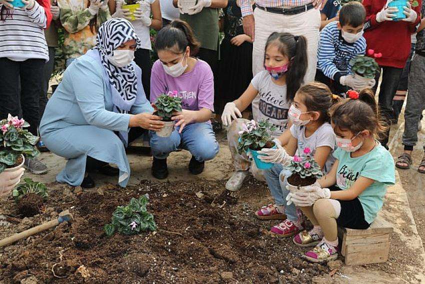 Çiçek Diken Çocuklara Behiye Teyzeleri Ayakkabı Armağan Etti	