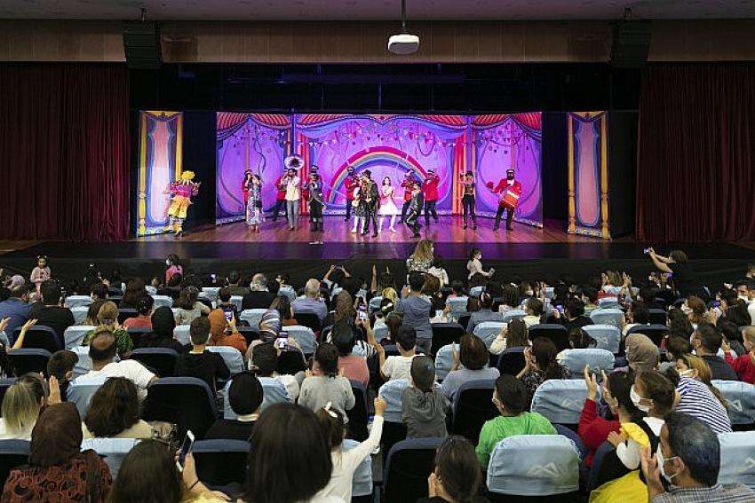 Mersin Büyükşehir Belediyesi Şehir Tiyatrosu Perdelerini Açtı