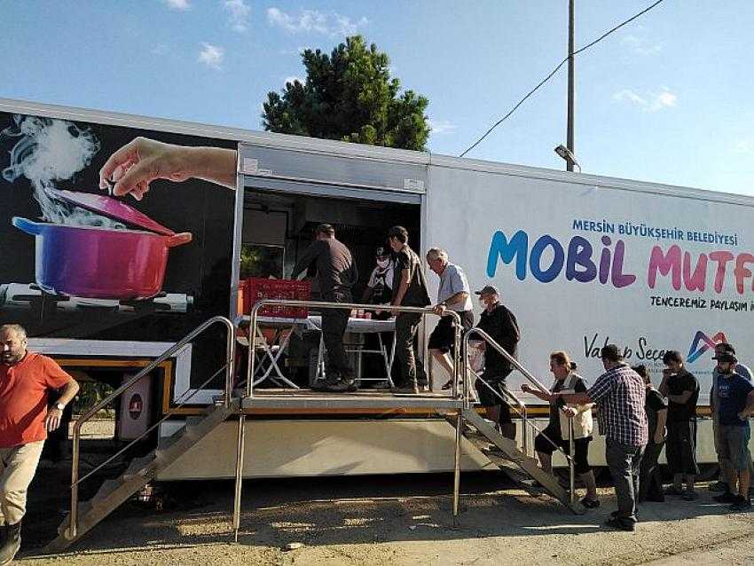 Mersin B&uuml;y&uuml;kşehir&rsquo;in Mobil Mutfak Tırı&rsquo;nda Tencereler Selzedeler İ&ccedil;in Kaynıyor