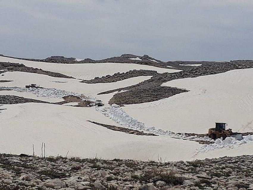 Mersin B&uuml;y&uuml;kşehir, Y&ouml;r&uuml;klerin Karla Kaplı Yayla Yolunu A&ccedil;ıyor