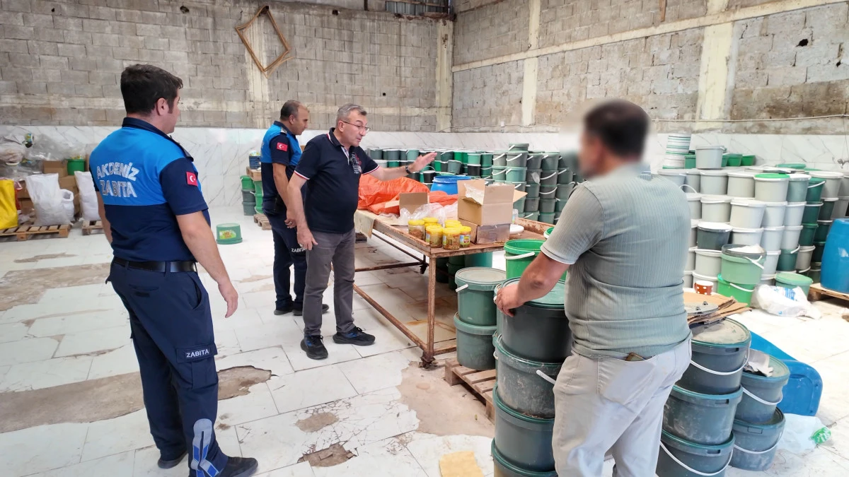 Mersin'de Tonlarca Bozuk Turşu Ele Ge&ccedil;irildi 