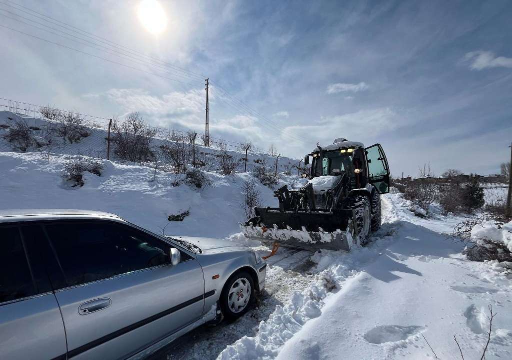 Toroslar Belediyesi Kar Yağışının Etkili Olduğu Bölgelerde 7/24 Sahada