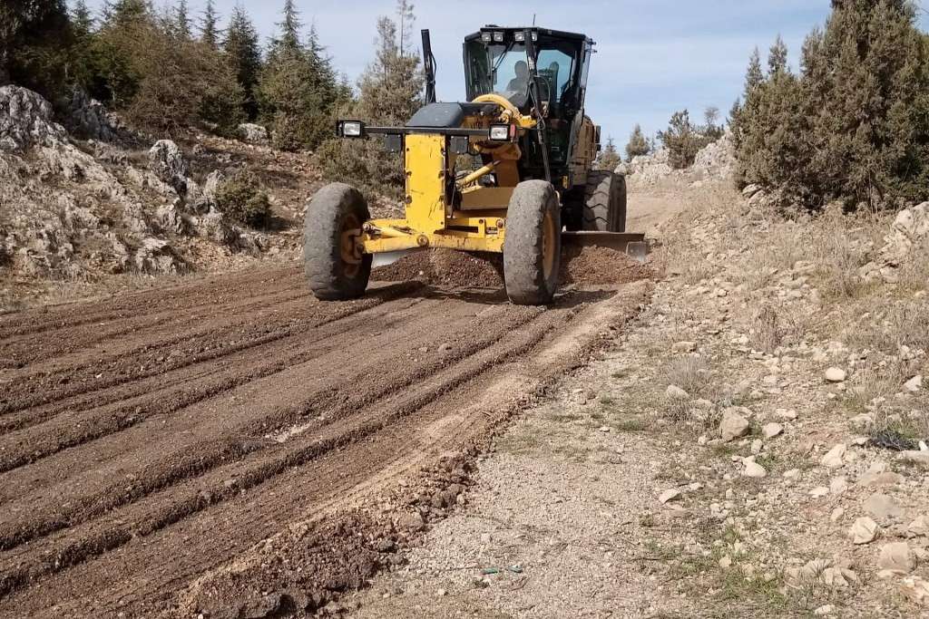 Toroslar, İlçenin Dört Bir Yanında Yolları Yeniliyor