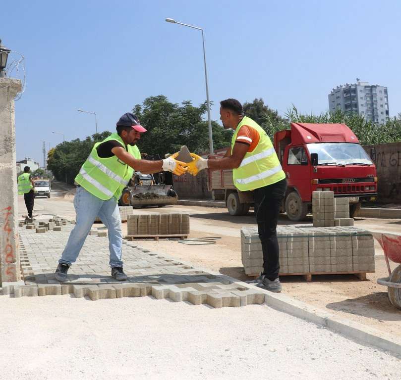 Toroslar’da Yollar Kilit Parke İle Yenileniyor