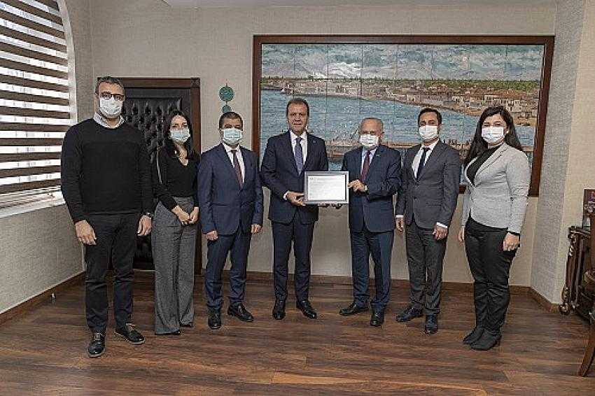 Yenilenen ‘Çevre Yönetim Sistemi Belgesi’ Başkan Seçer’e Sunuldu