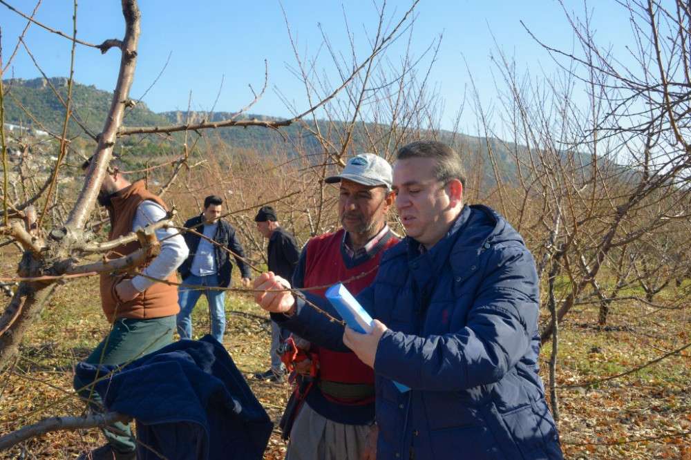 Yenişehir Belediyesi Çiftçiye Tarlada Eğitim Veriyor